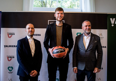 Dāvis Bertāns pavēsta par Bertānu Valmieras Basketbola skolas dibināšanu